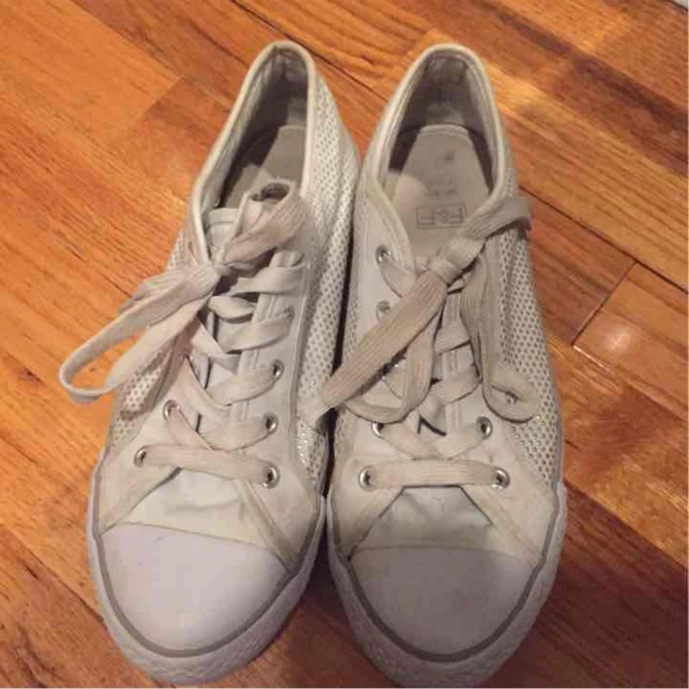 White sneakers converse like